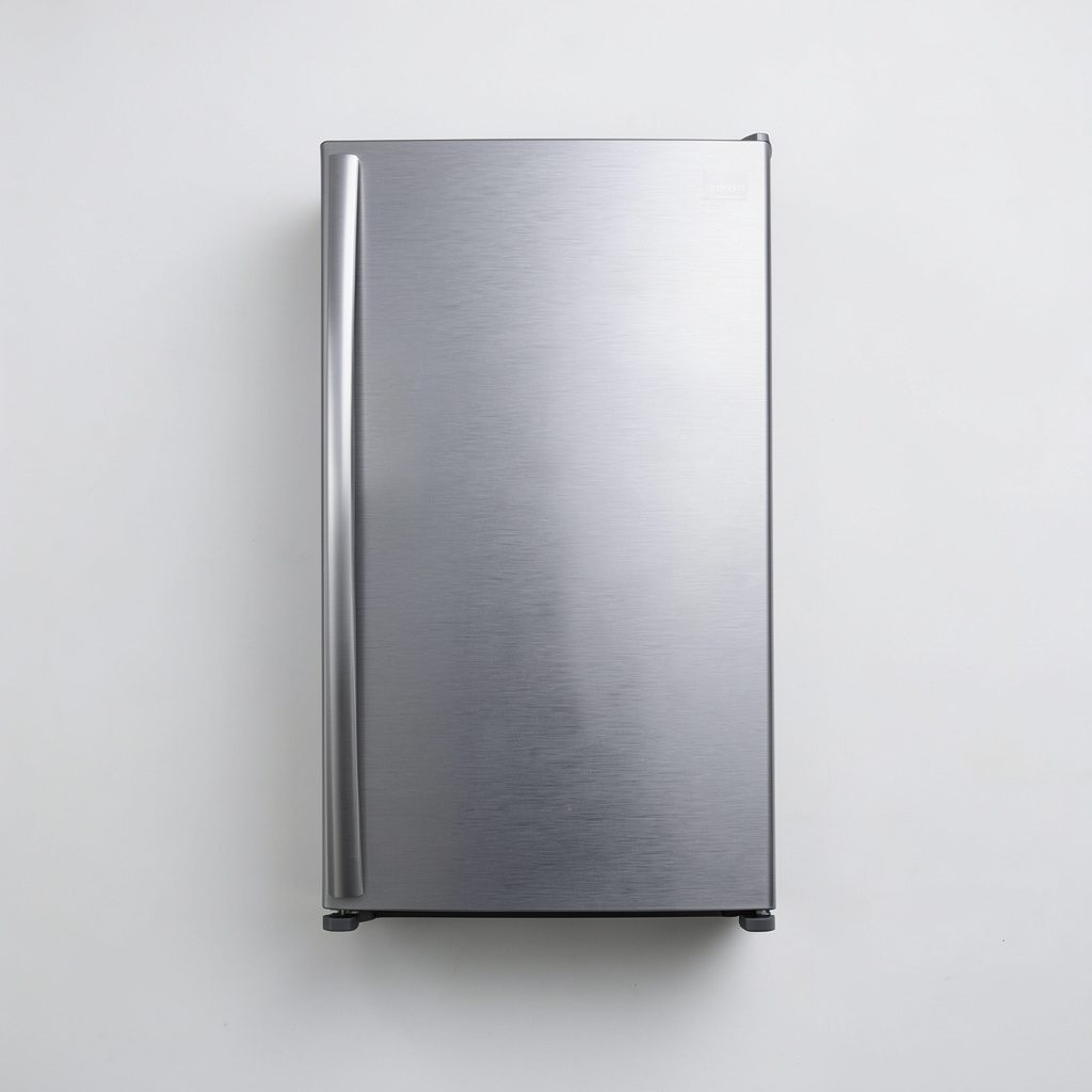 Photographie à plat d'un réfrigérateur-congélateur moderne en acier inoxydable brossé, portes fermées, posé sur un fond clair et épuré.