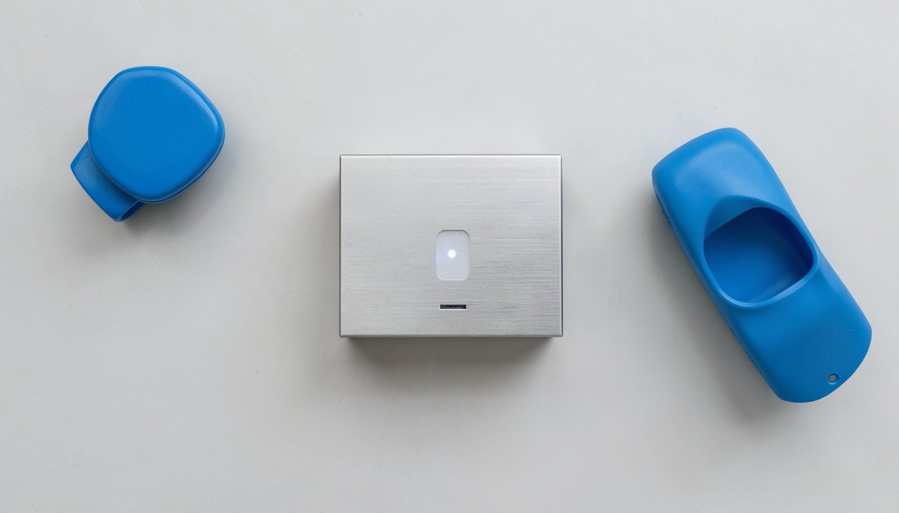 Hotte aspirante encastrable sous un meuble haut de cuisine, finition inox brossé, éclairage LED intégré